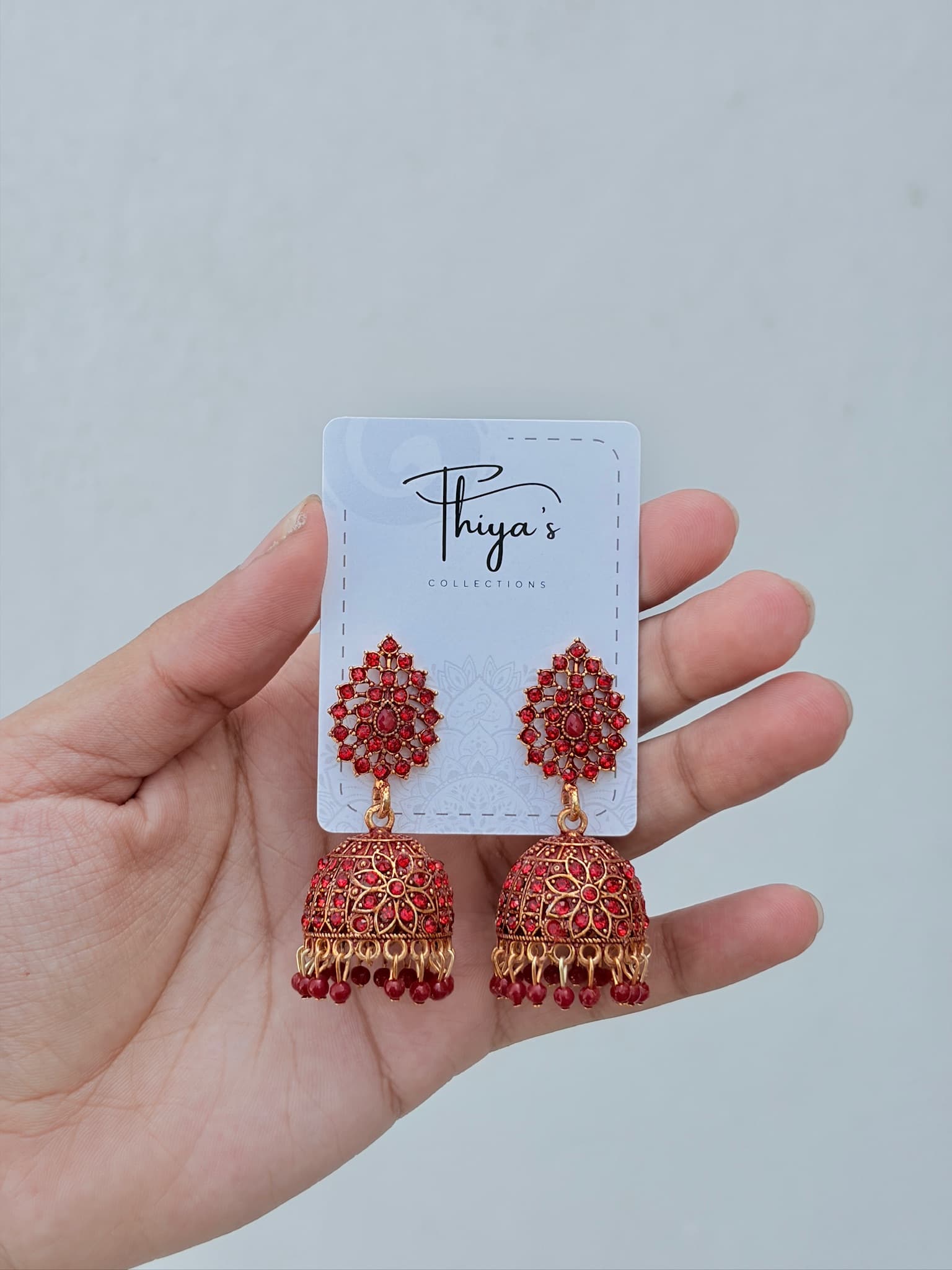 Thiya's Leaf Jhumka - Antik Gold-Ton Ohrringe mit Mehrfarbigen Steinen und Details im traditionellen Muster für Sari, Lehenga und Festliche Tracht