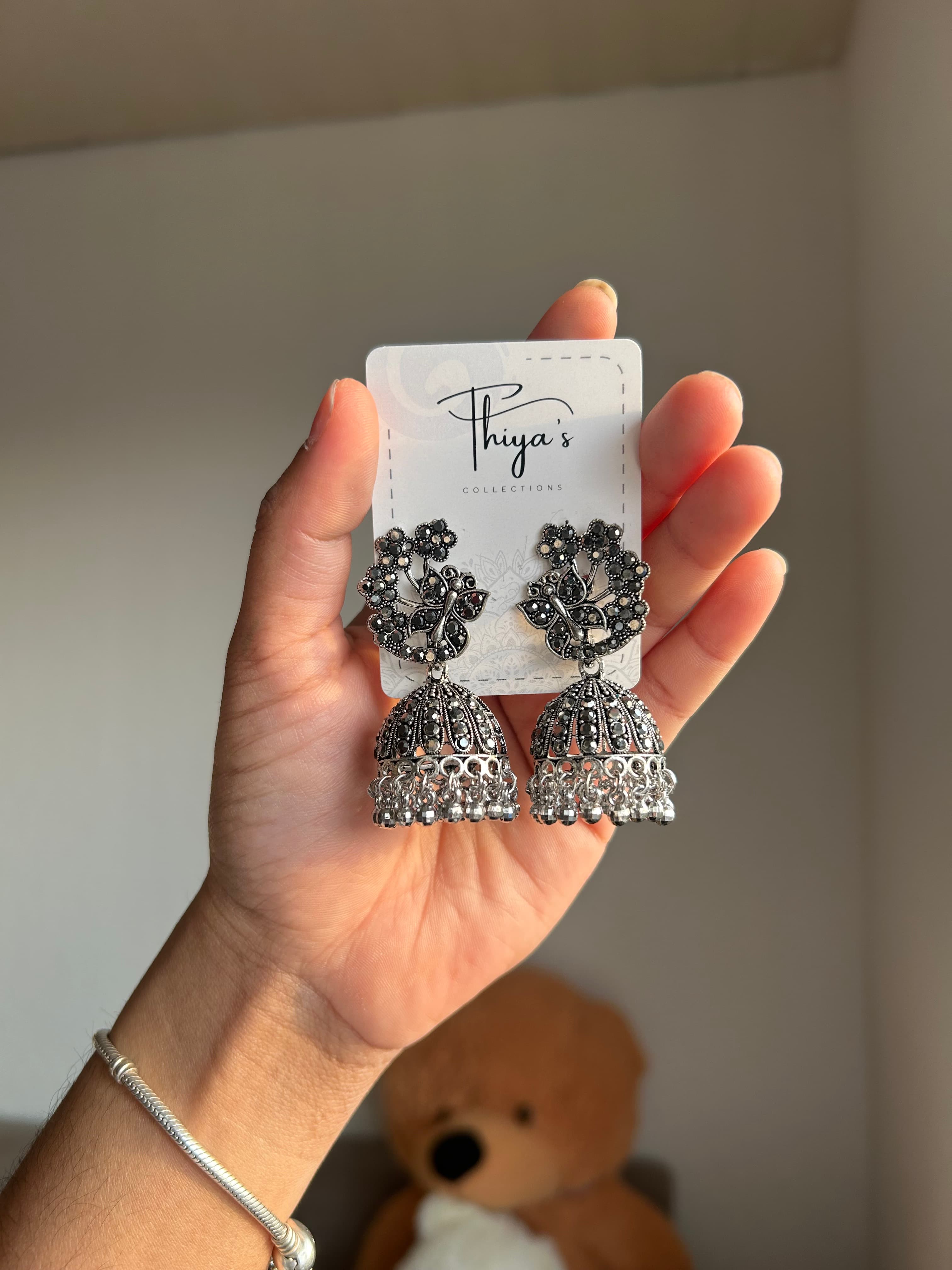 Thiya's Oxidized Silber Blumen Jhumka Ohrringe mit antikem Finish und Kugelanhänger für Saree und Lehenga