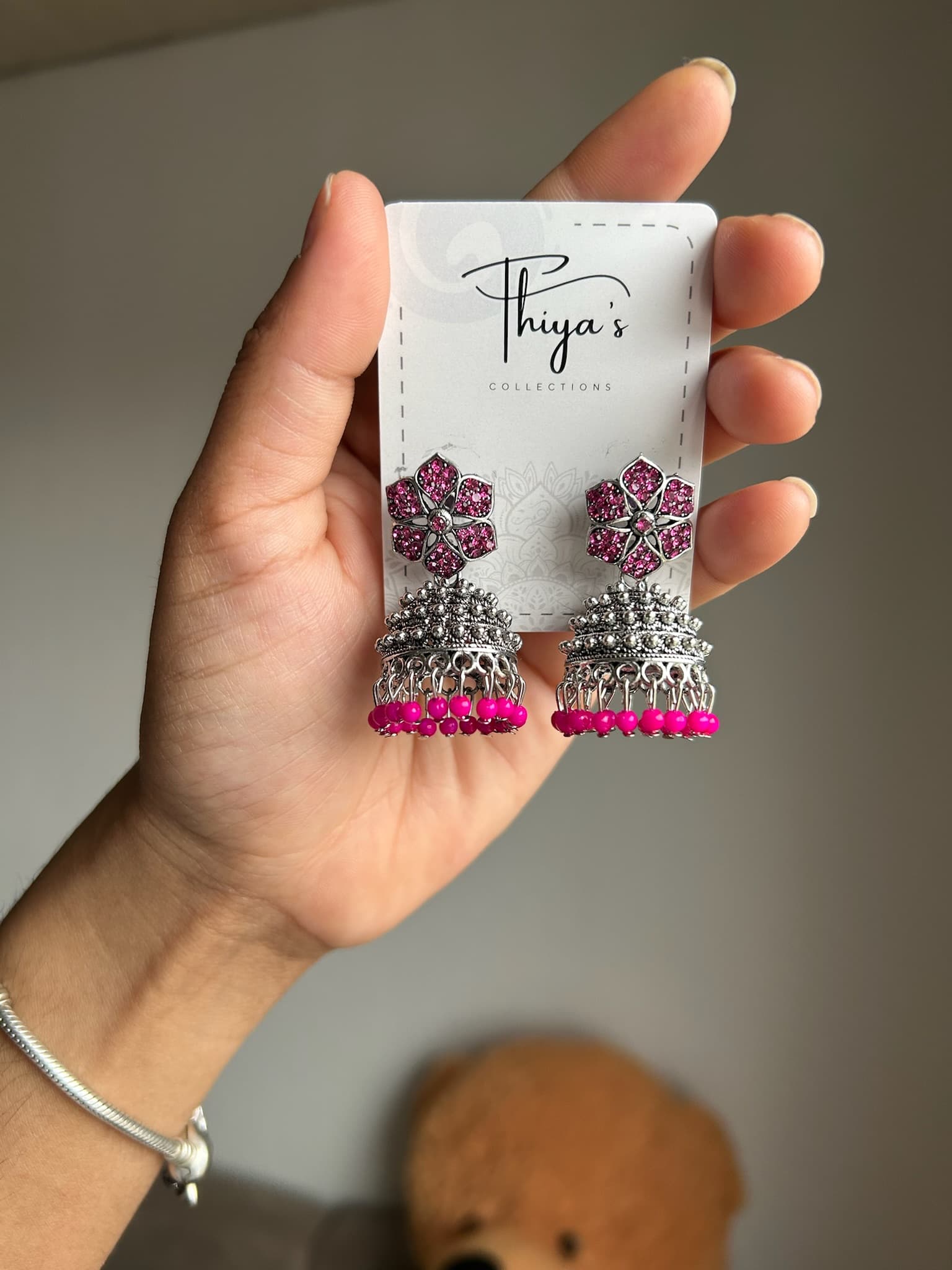 Thiya's The Six Petals Jhumka - Blumendesign mit roten Kristallen und oxidiertem Silber für einen festlichen Look