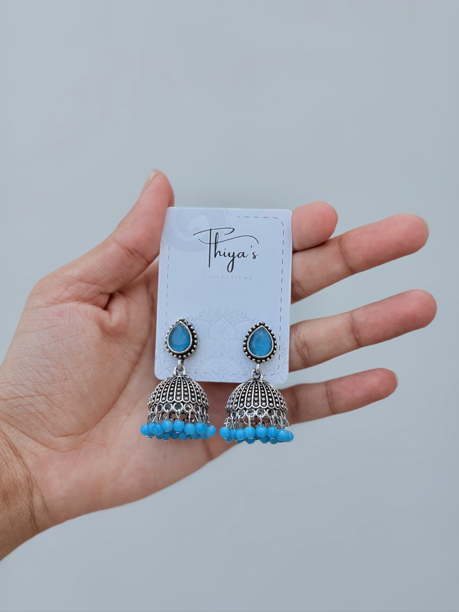 Thiya's Collections Perl Drop Jhumka Ohrringe – Mehrfarbig, Elegant Oxidiertes Silber mit Tränenförmigem Stein, Perfekt für Sarees, Lehengas und Kurtis