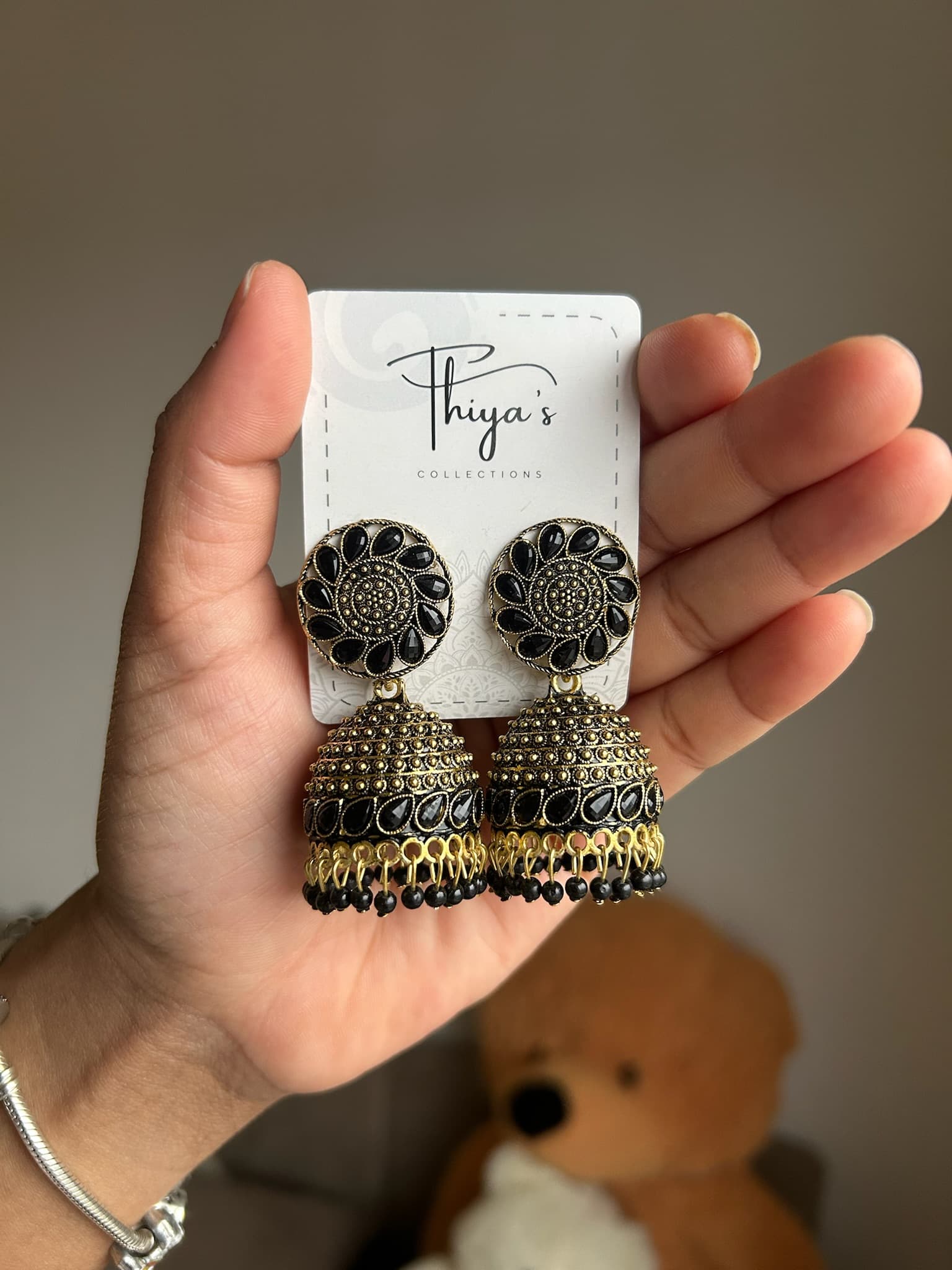 Thiya's Collections Mayura Chakra Jhumka Ohrringe mit Premium-Matte-Gold-Basis Sonnenblumen-Stud und Teardrop-Steinen für einen eleganten Ethno-Look