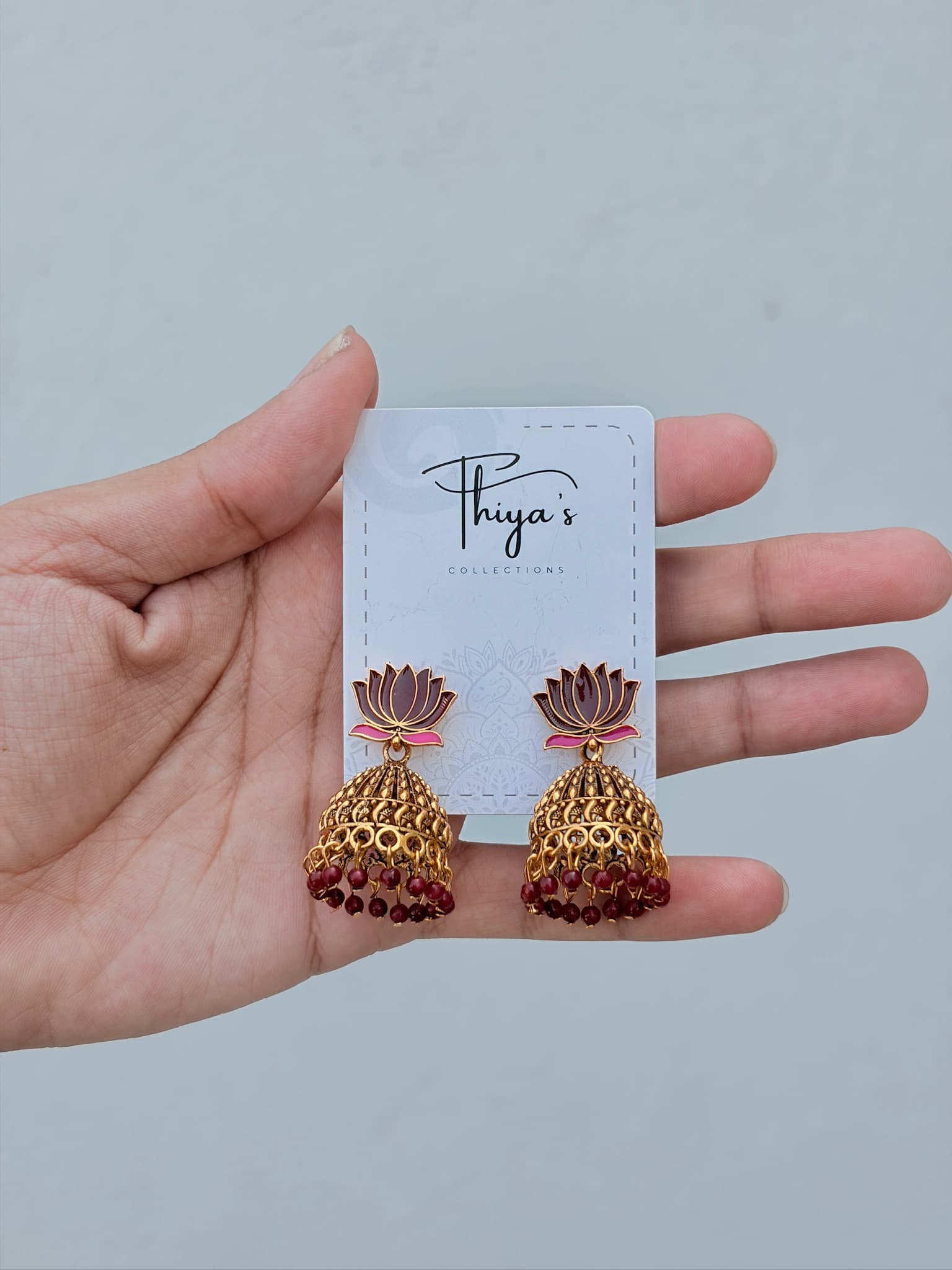 Thiya's Lotus Bloom Jhumka - Rosegold Ohrringe mit buntem Emaille-Lotus-Stud und Perlen für Sarees und Festliche Trachten