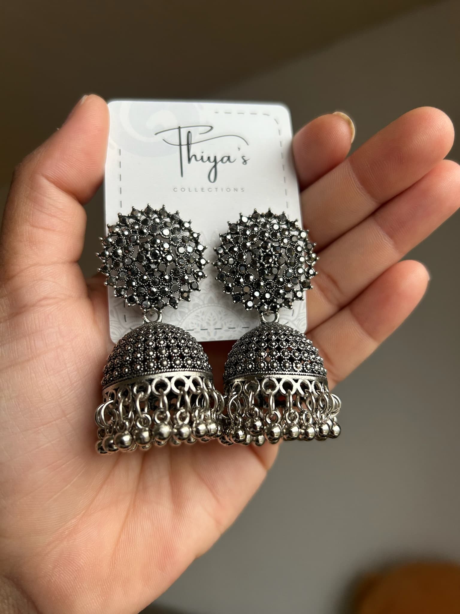 Thiya's Collections The Midnight Bloom Bells - Schwarze Silberpatina Ohrringe mit Schimmernden Kristallen und Musikalen Glocken für Boho-Chic-Stil