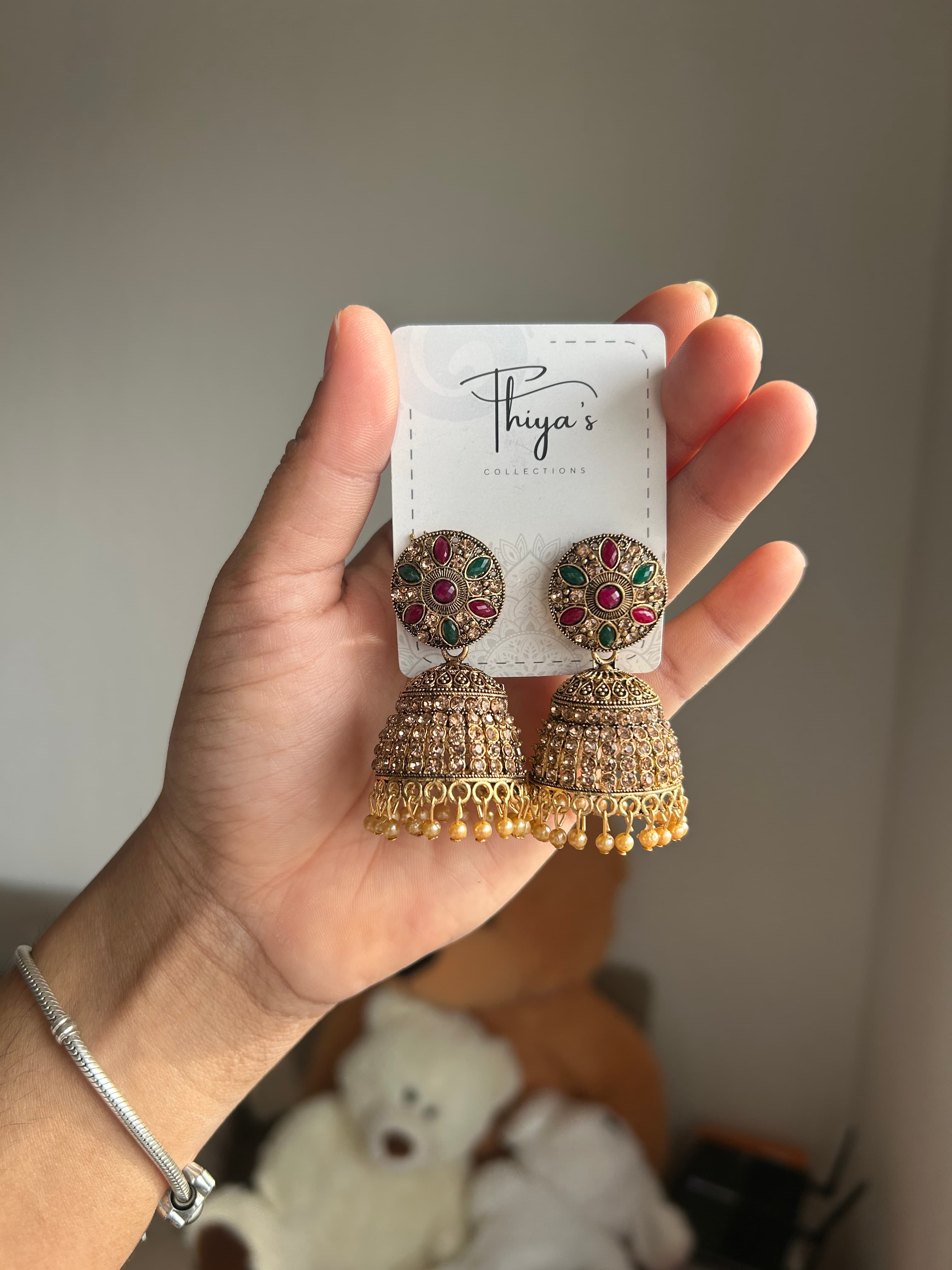 Thiya's Gold Multi Stone Jhumka Ohrringe mit roten und grünen Steinen runder Stud-Top mit floralem Design und hängenden Goldperlen für festliche Outfits