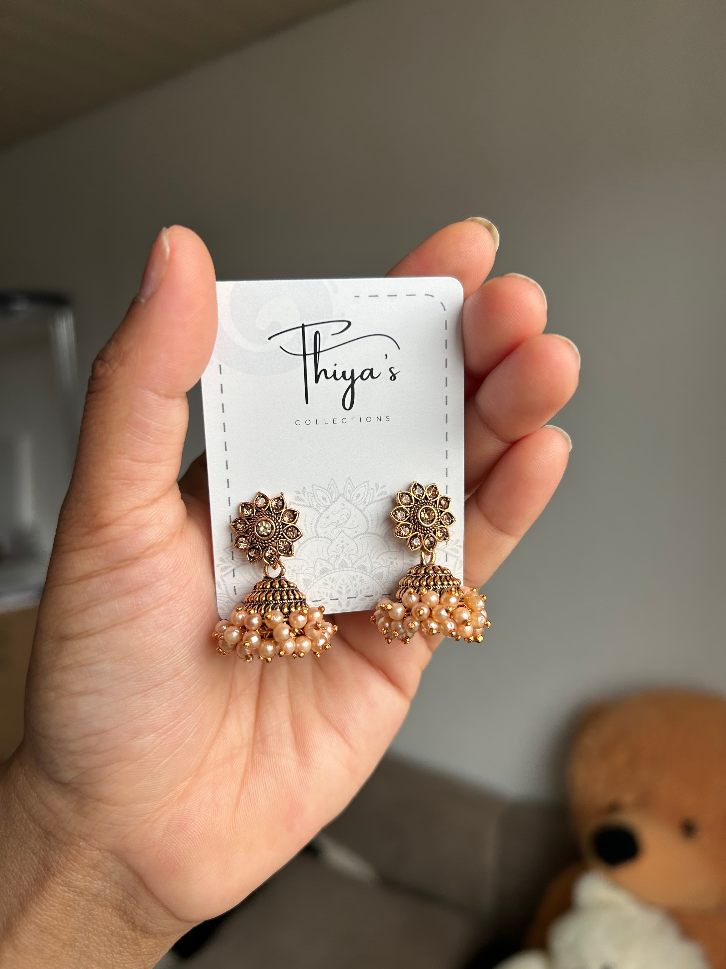 Thiya's Peach Cluster Jhumkas - Vintage-Inspirierte Metallbasis mit Sonnenblumen-Stud und Zentralem Strassstein für Eleganz und Zeitlosigkeit