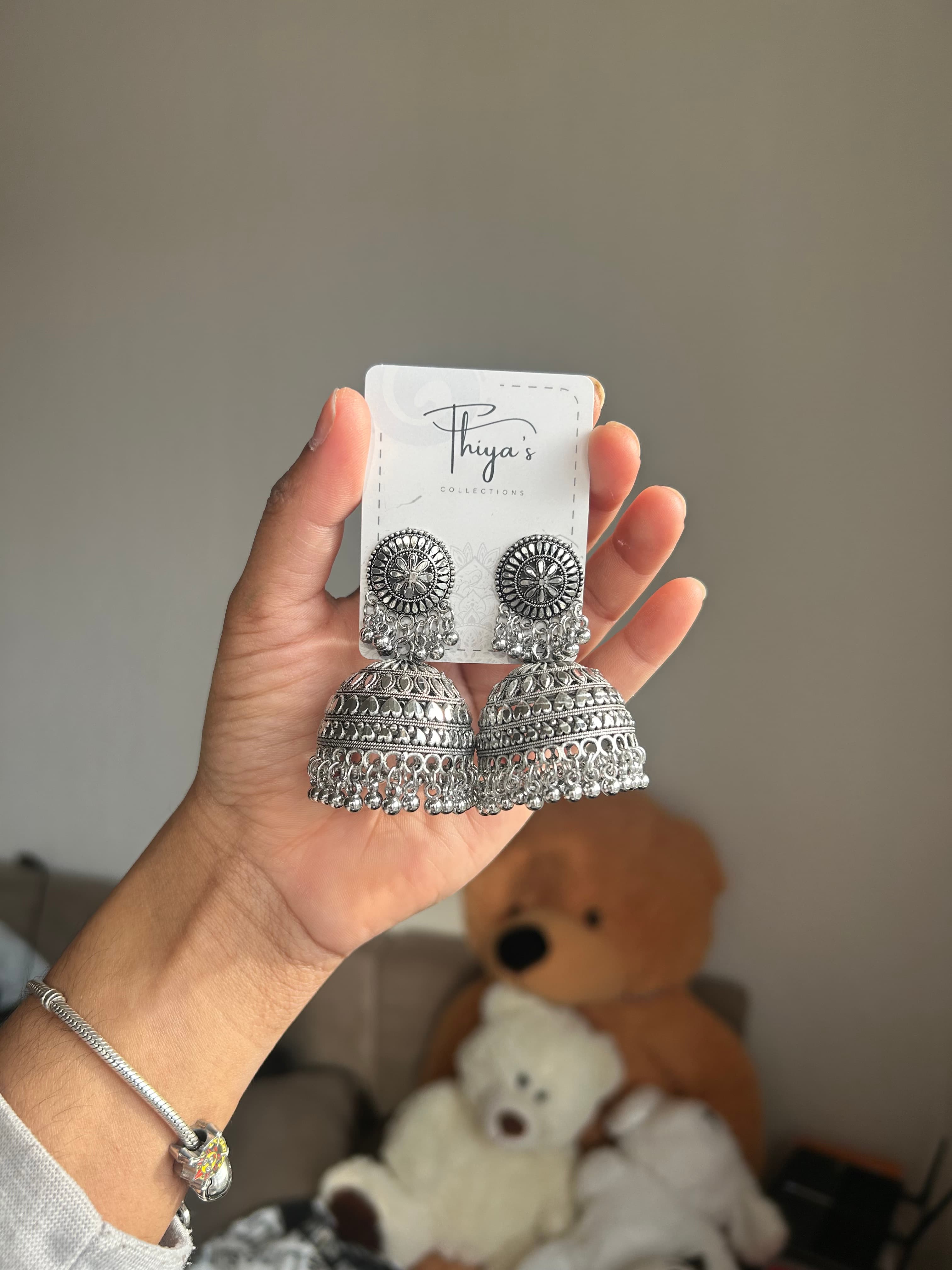 Thiya's Heritage Oversized Jhumkas in Vintage Silber mit traditionellen geometrischen Mustern und hängenden Metallperlen für einen trendigen, boho-ethnischen Look