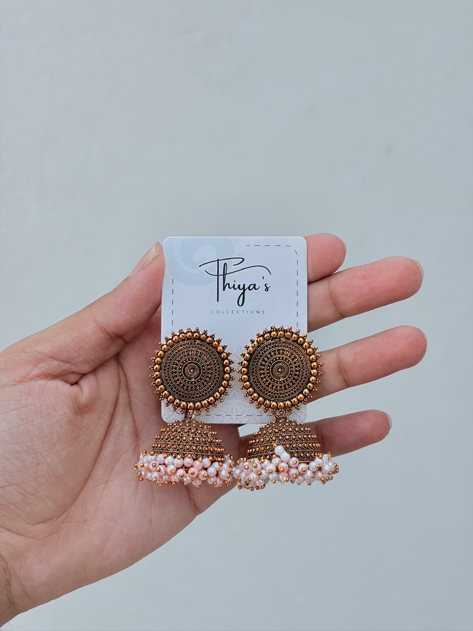 Thiya's Circle Jhumka Ohrringe mit großem, auffälligem runden Stud und passendem Glockenanhänger in rustikalem, antikem Metallfinish