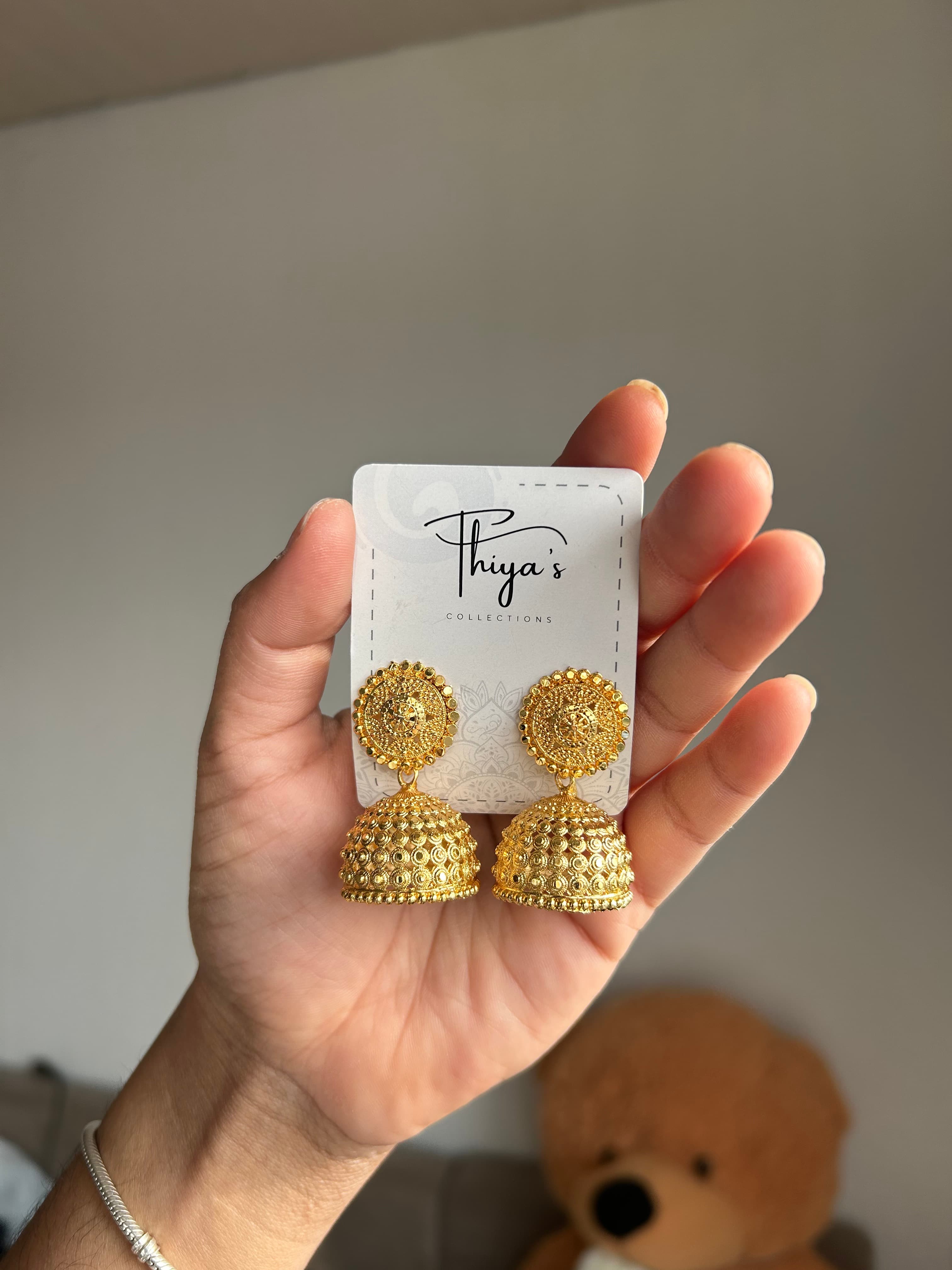 Thiya's Collections Classic Gold Tone Jhumka mit Radiant Gold-Tönung und Detailreicher Reliefarbeit für Saree Lehenga oder Salwar Suit