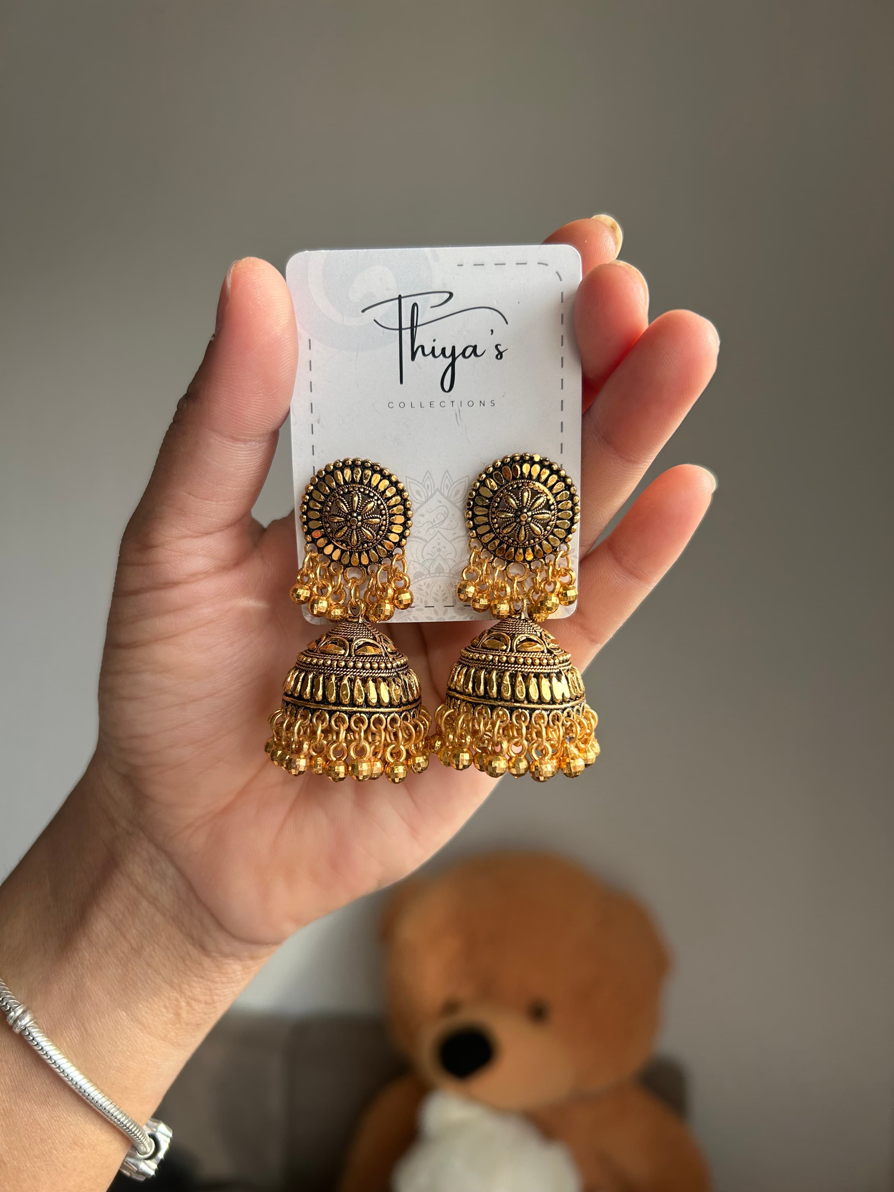 Thiya's Heritage Jhumkas - Raffinierte Goldfarbe mit Intrigen Carvings und Mandala-Muster für einen Vintage-Look