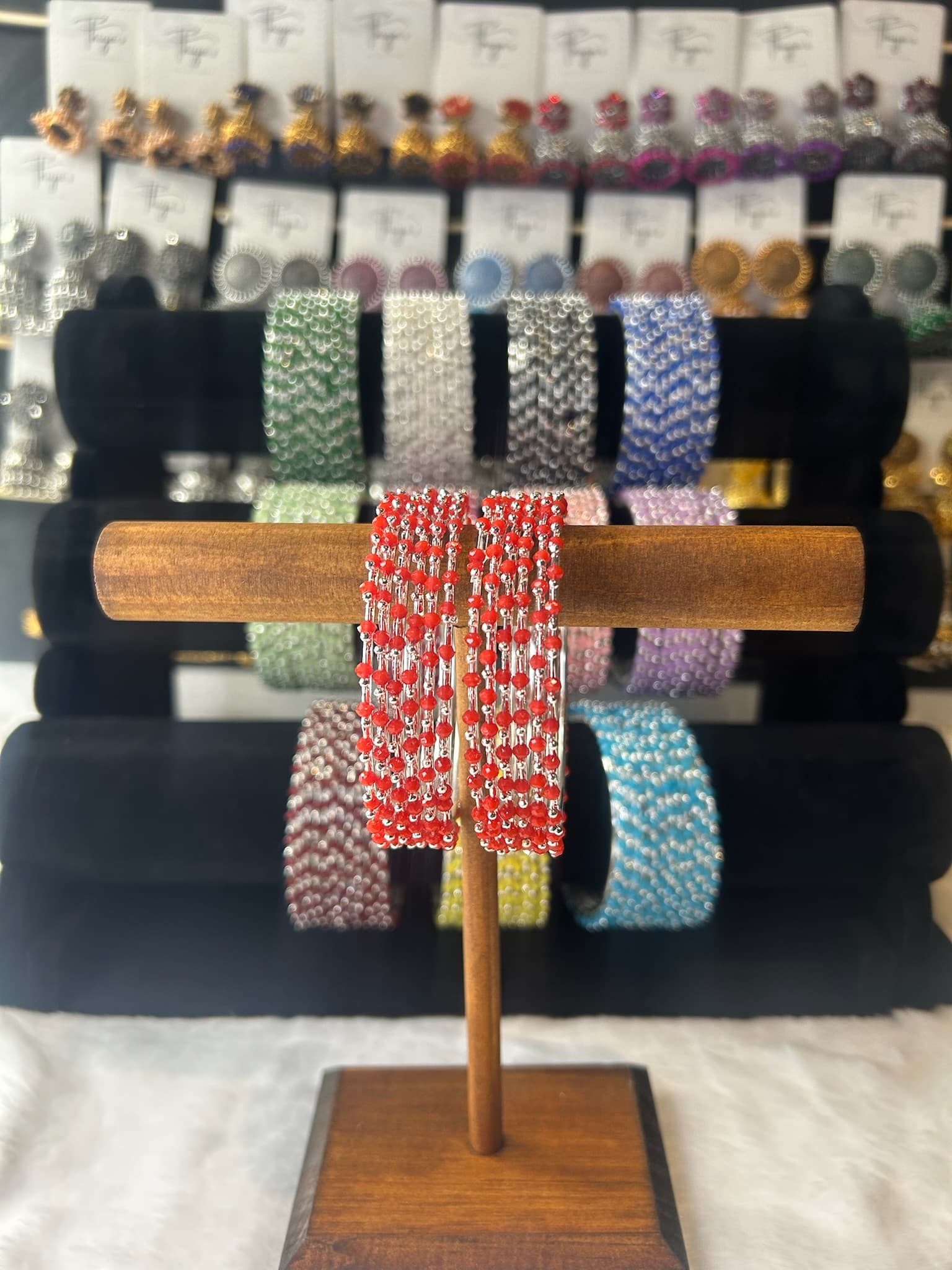 Vibrant Crystal & Bead Bangles in leuchtenden Farben mit silbernen Akzenten für tägliche Tracht und Casual Outfits