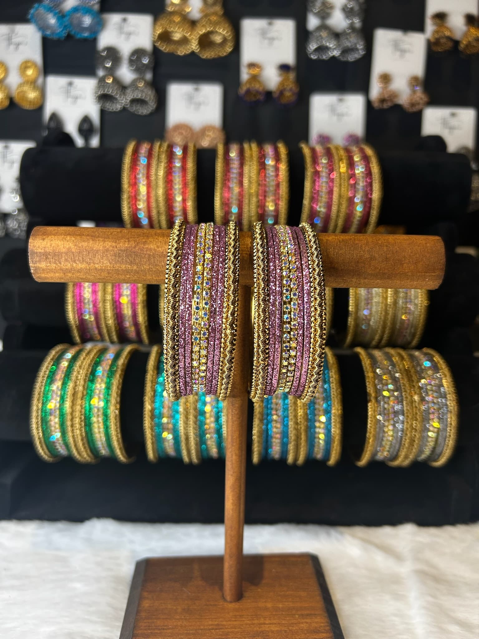 Klassischer Stonework Bangle mit leuchtenden Farben und goldfarbenen Akzenten für elegante und vielseitige Outfits