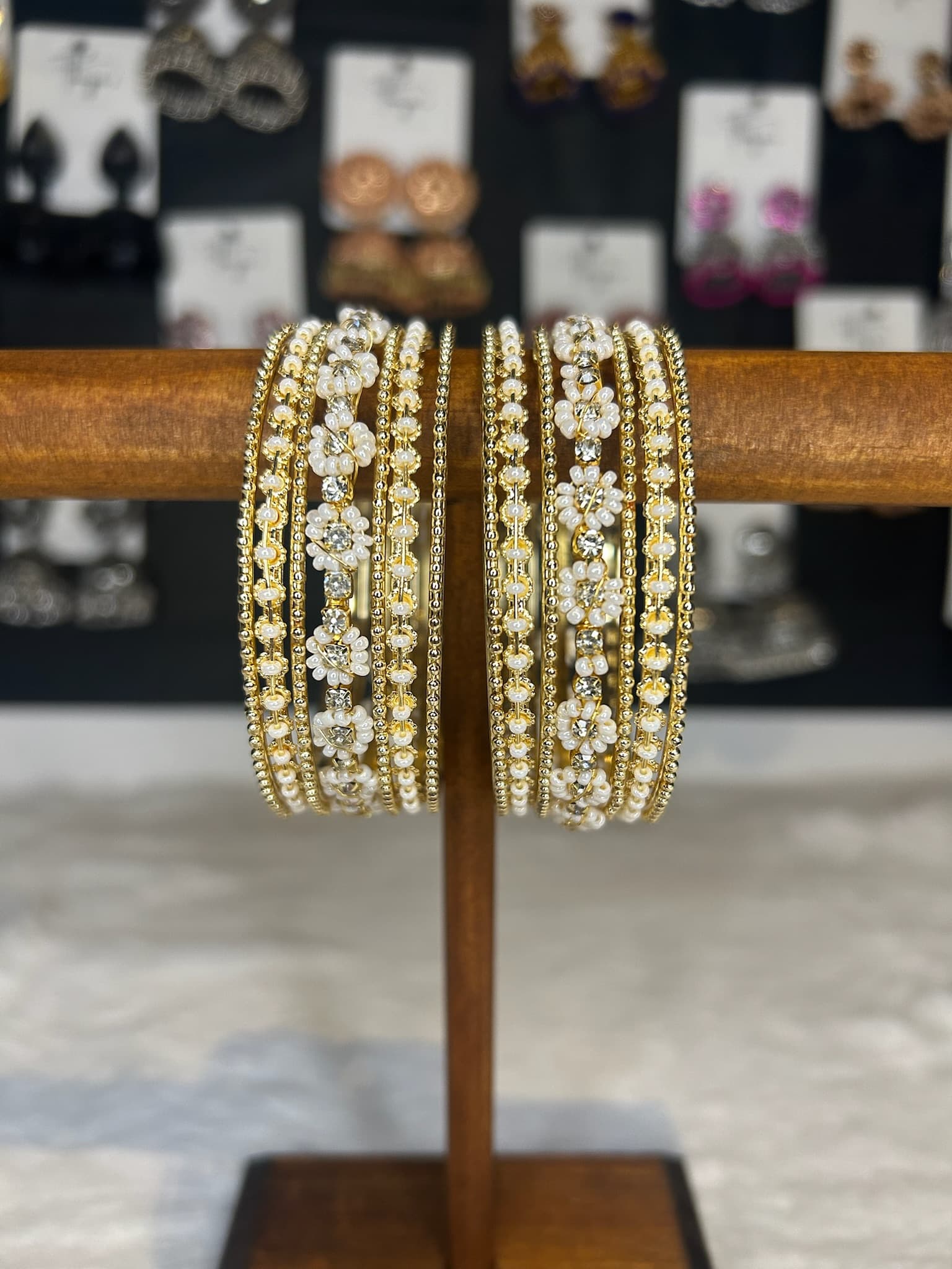 Tri-Bloom Bangles Set - Dreifarbige Armbänder mit Blumen-Design und weißen Perlen für jeden Anlass